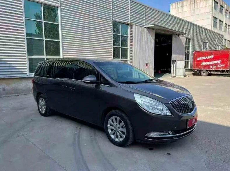 别克GL8 正面外观三