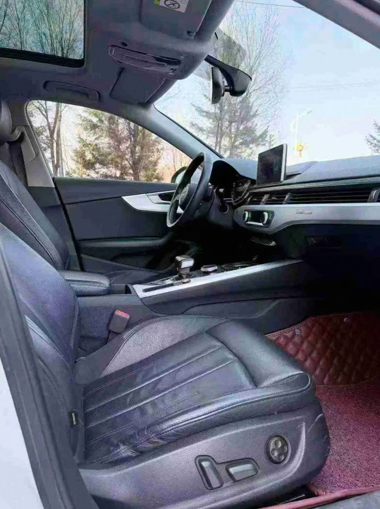 奥迪A4L 内饰后排