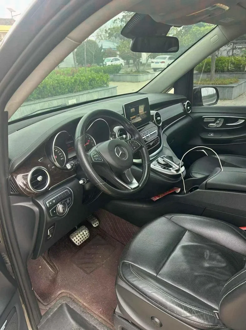 奔驰V 后面外观一