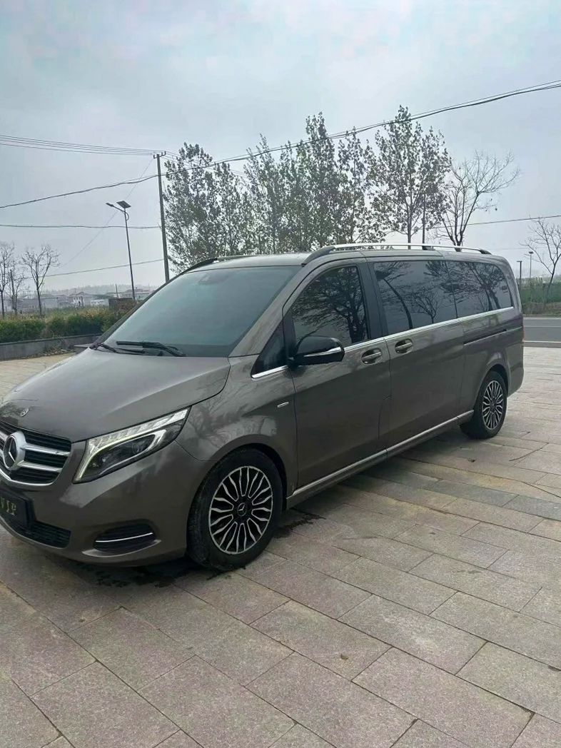 奔驰V 正面外观三