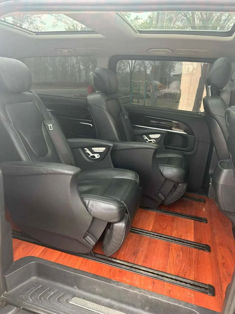 奔驰V 后面外观三