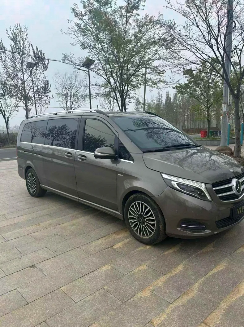 奔驰V 正面外观二