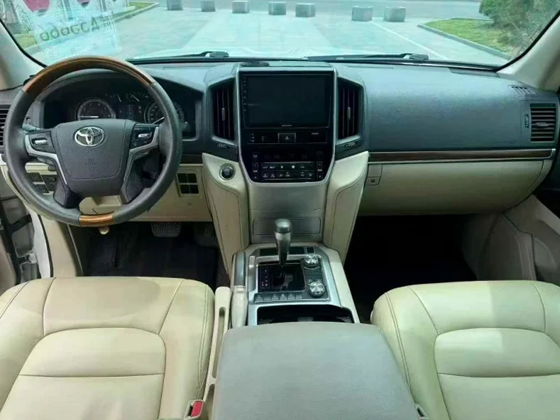 丰田兰德酷路泽 内饰前排