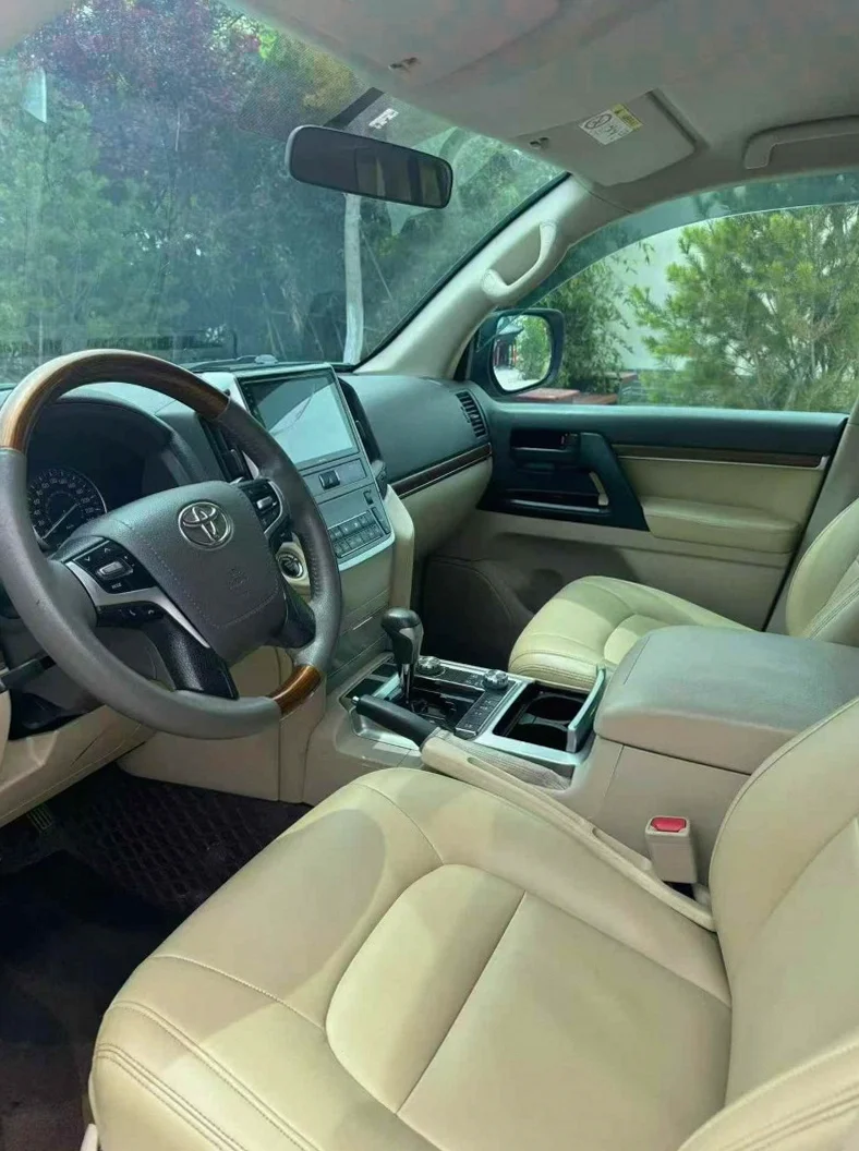 丰田兰德酷路泽 后面外观一