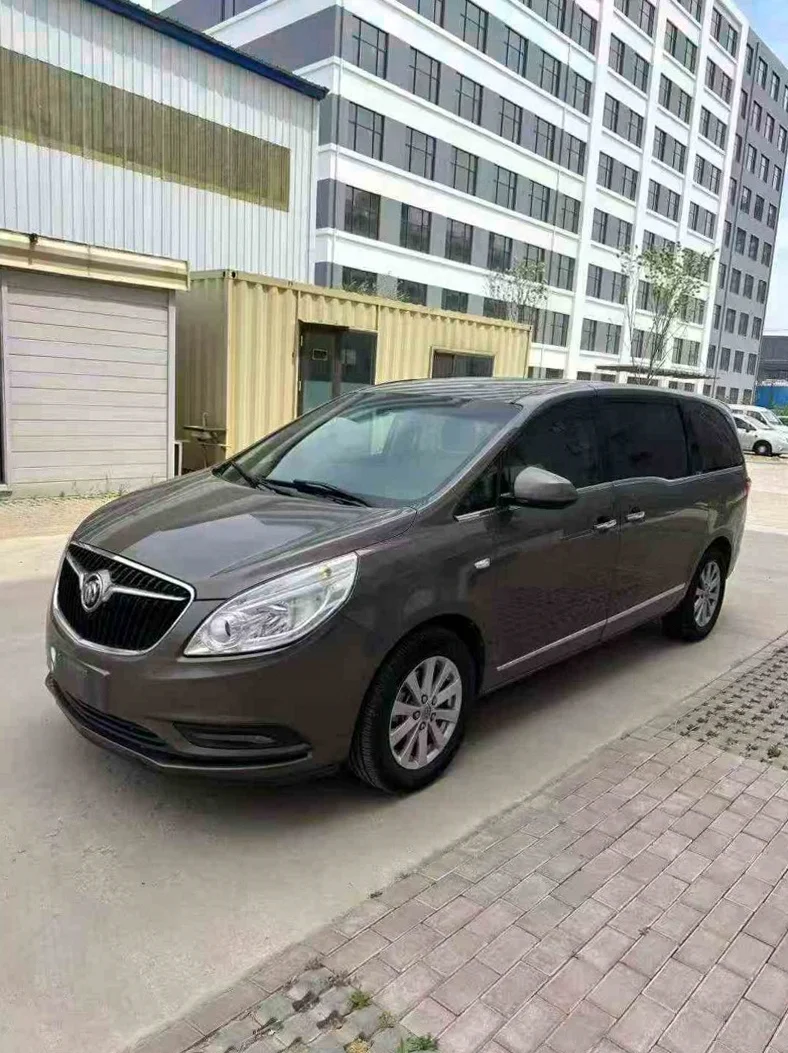 别克GL8 正面外观三