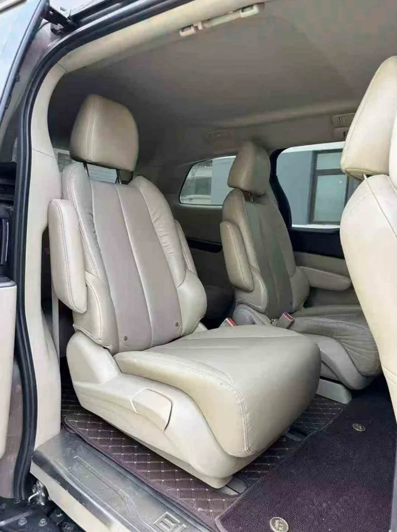 别克GL8 后面外观一