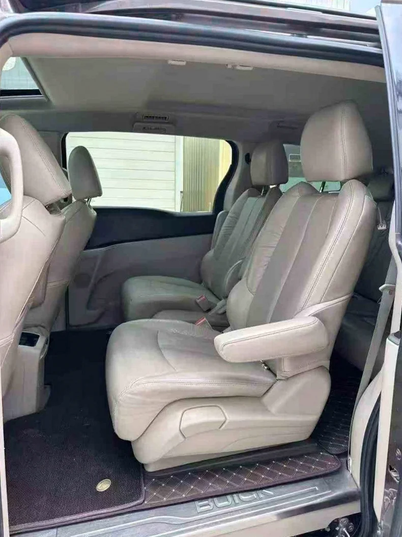 别克GL8 后面外观三