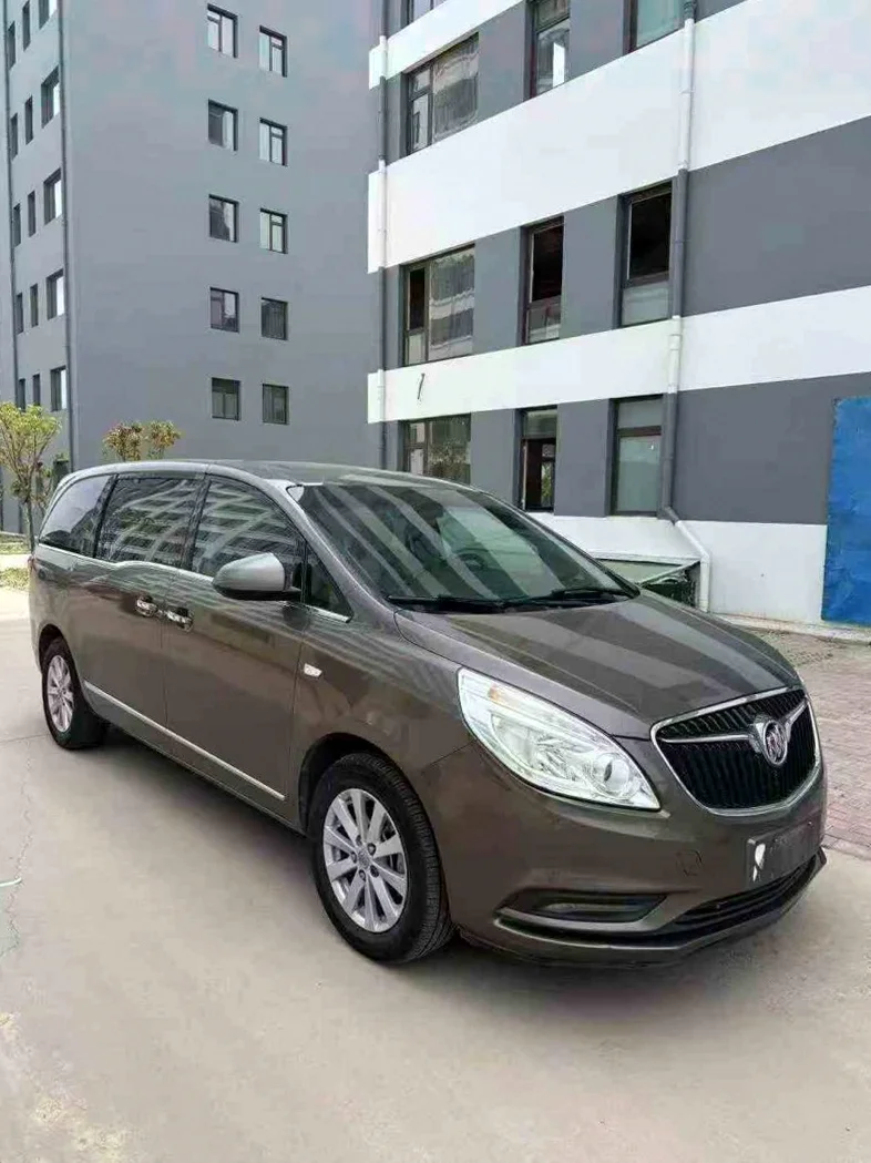 别克GL8 正面外观二