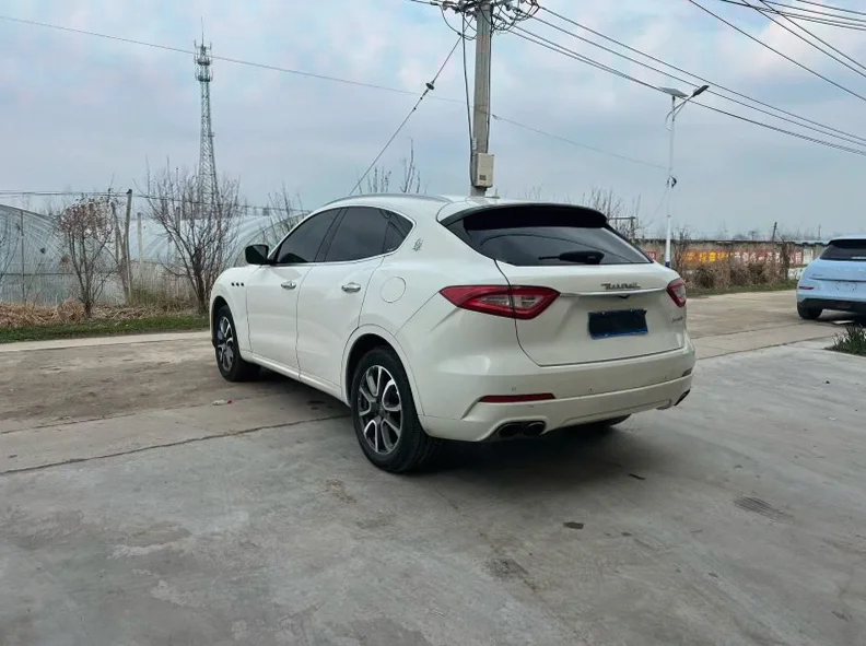 玛莎拉蒂Levante 正面外观三