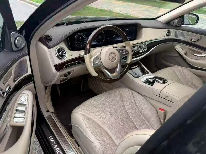 奔驰S 后面外观一