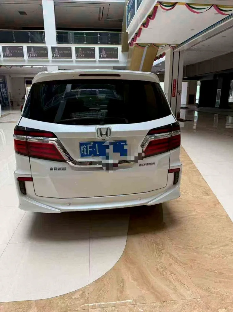 本田艾力绅 内饰前排