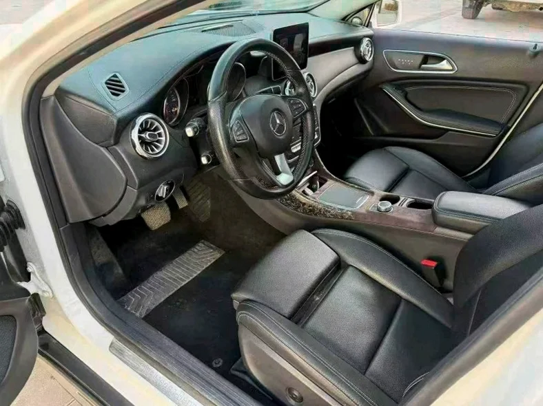 奔驰GLA 后面外观三