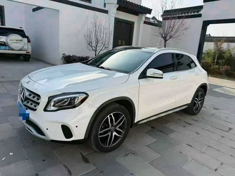 奔驰GLA 正面外观二