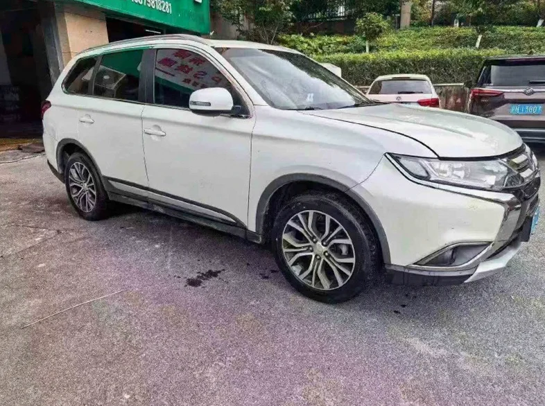 三菱欧蓝德 后面外观三