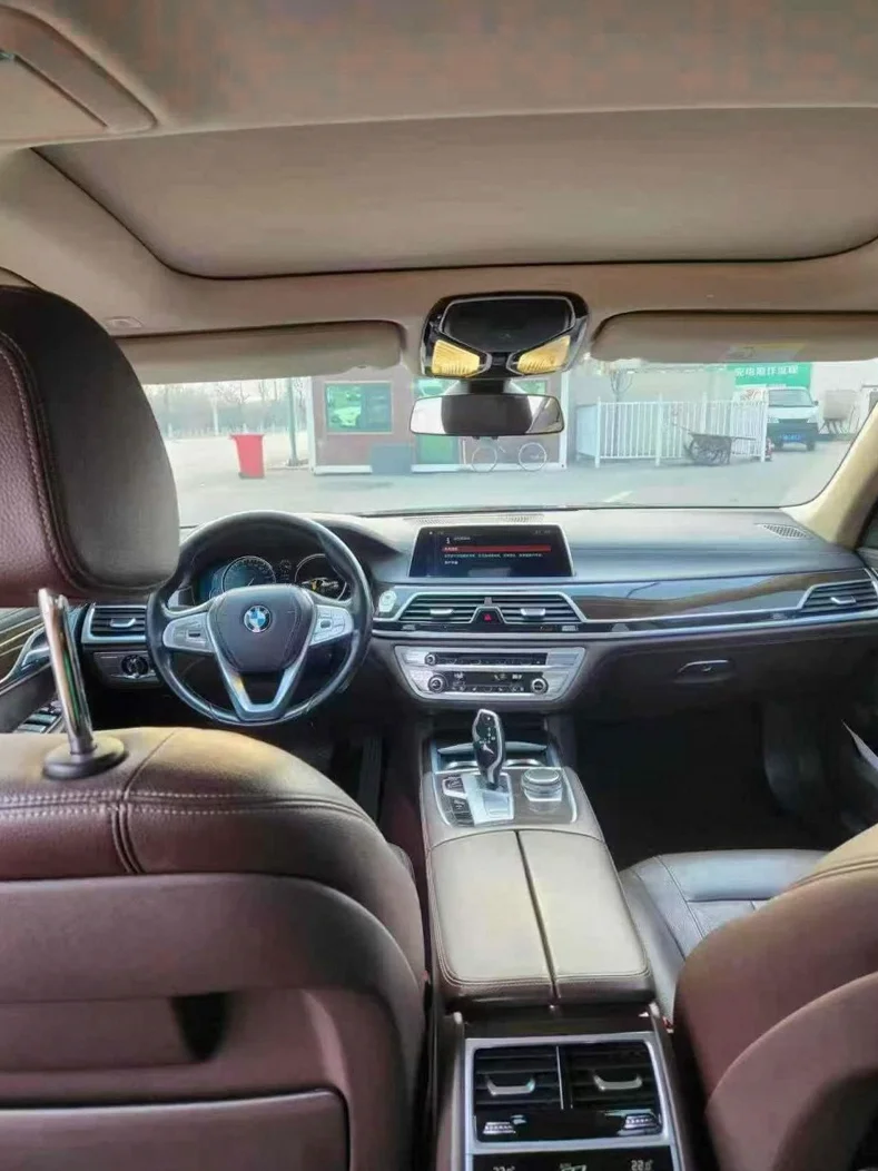 宝马7系 后面外观一