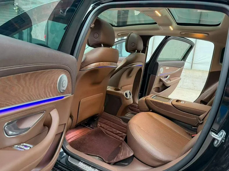 奔驰E 内饰后排