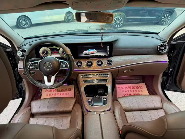 奔驰E 后面外观二