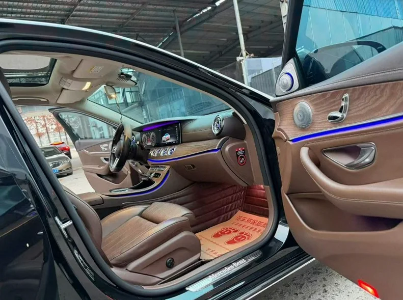 奔驰E 后面外观三