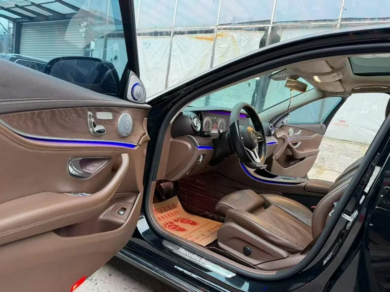 奔驰E 后面外观一