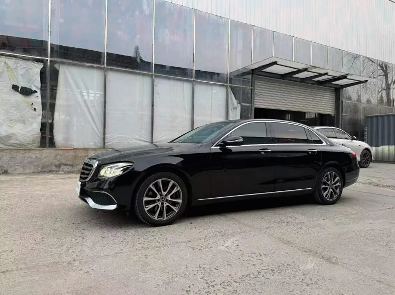 奔驰E 正面外观二