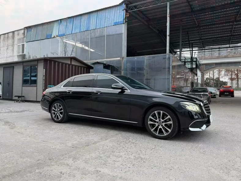 奔驰E 正面外观三