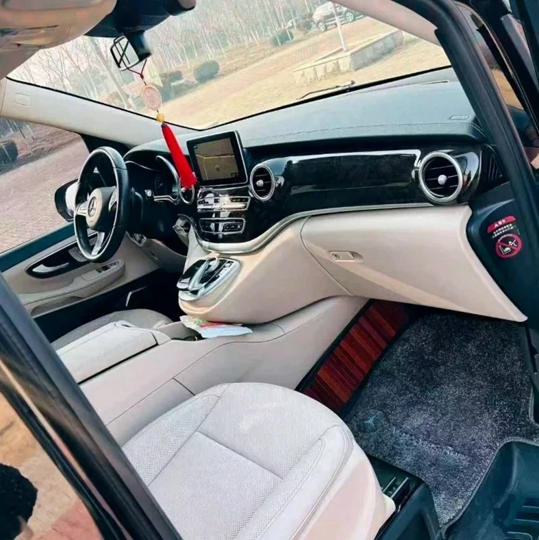 奔驰V 后面外观一