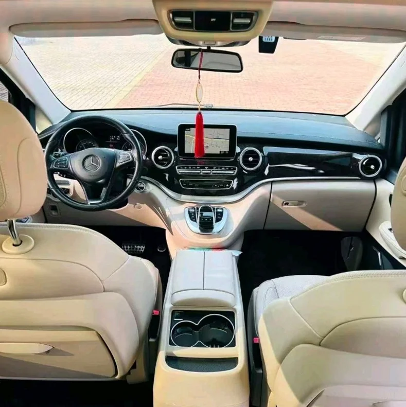 奔驰V 后面外观二