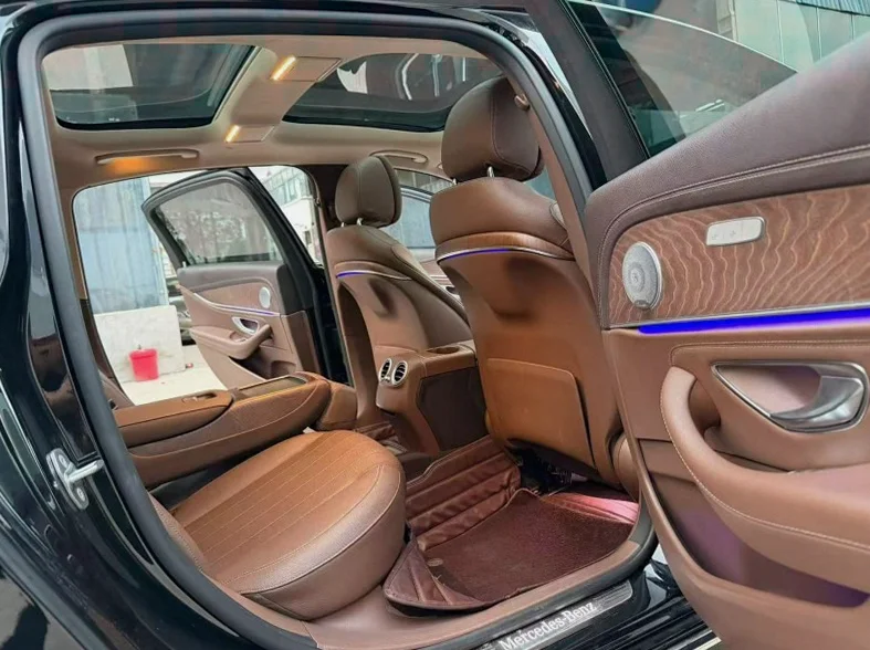 奔驰E 内饰前排