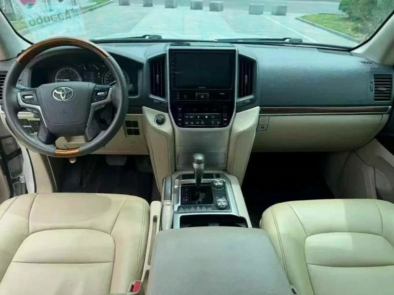 丰田兰德酷路泽 内饰前排