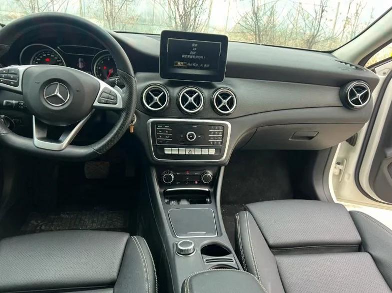 奔驰GLA 内饰前排