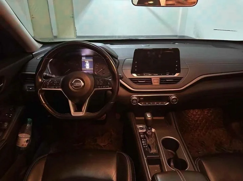 日产天籁 后面外观一