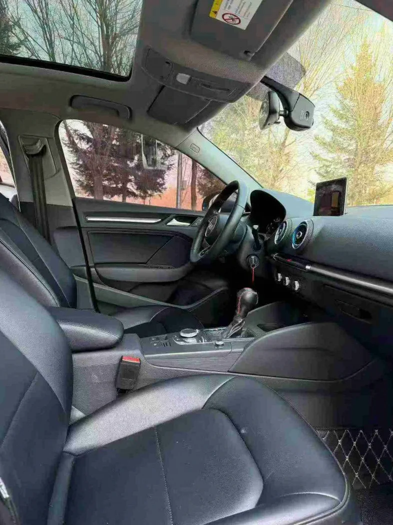 奥迪A3 内饰后排