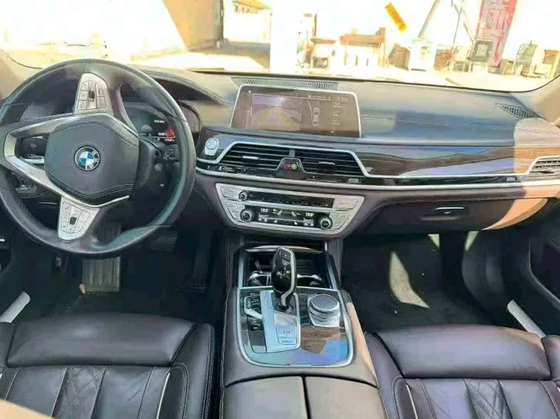 宝马7系 后面外观三