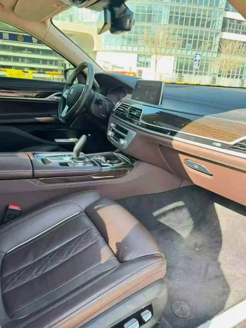 宝马7系 后面外观一