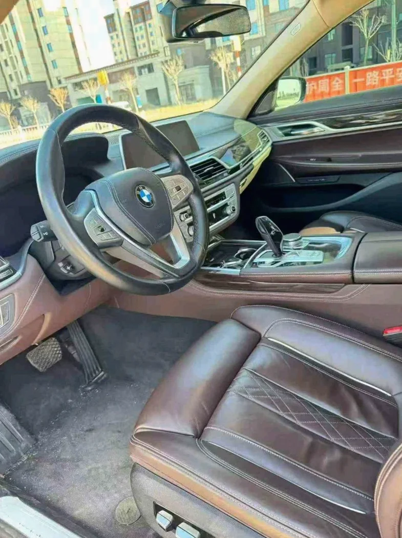 宝马7系 正面外观三