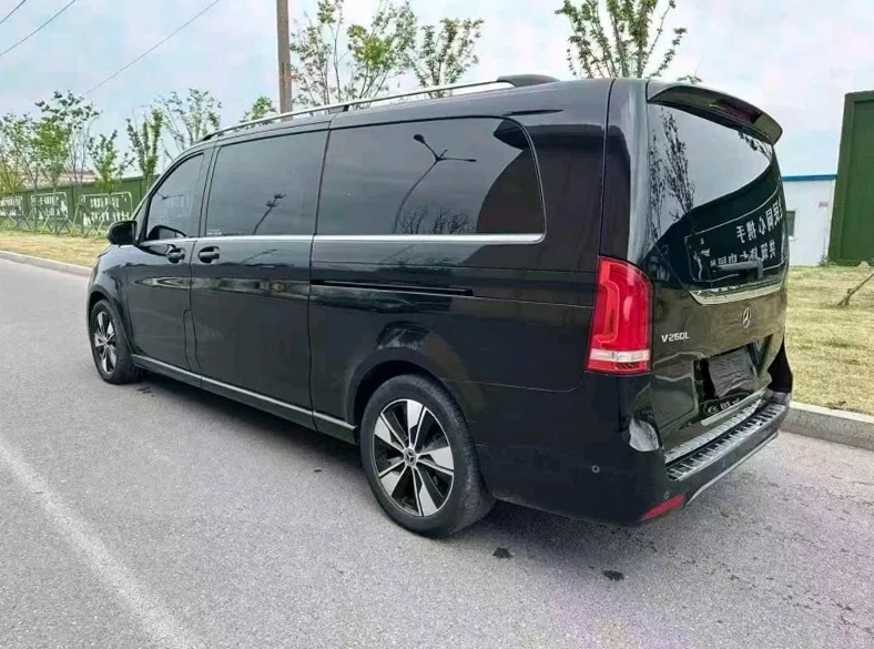 奔驰V 后面外观二