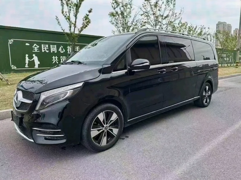 奔驰V 正面外观三