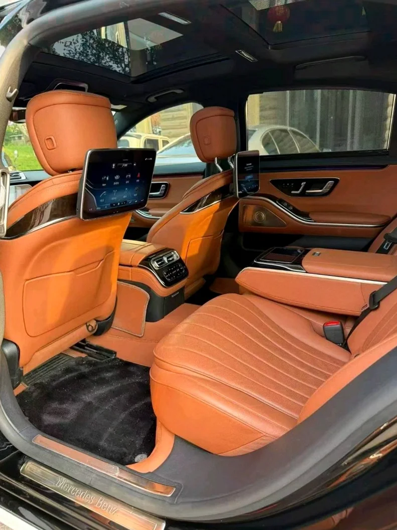 奔驰S 后面外观二