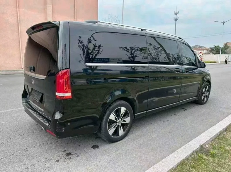 奔驰V 后面外观三