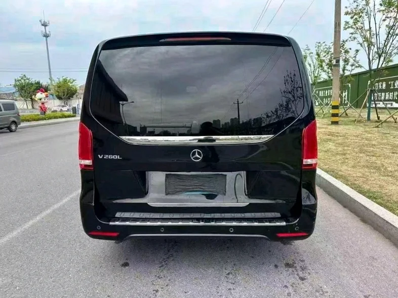 奔驰V 后面外观一