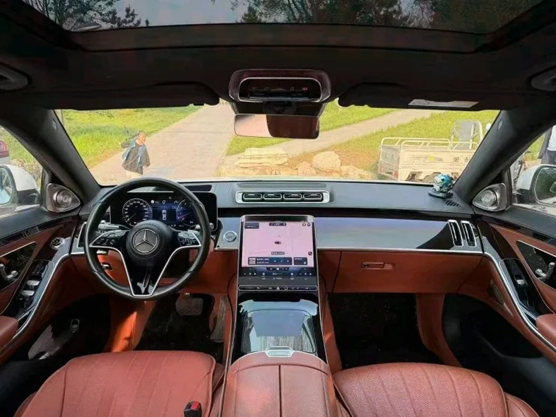 奔驰S 后面外观一