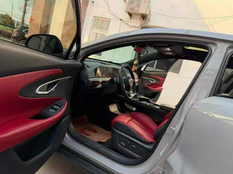 长安汽车UNI 后面外观一