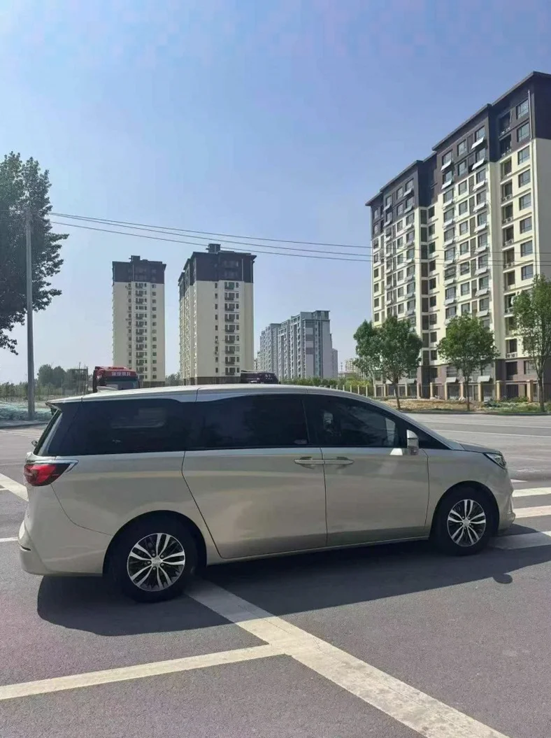 别克GL8 正面外观三