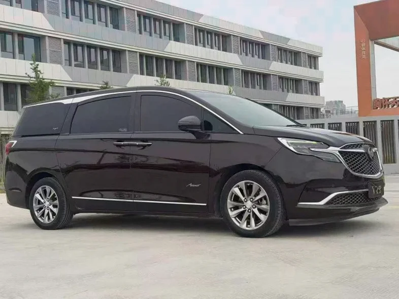 别克GL8 正面外观三