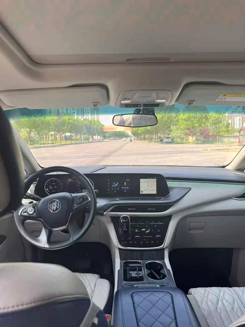 别克GL8 后面外观一