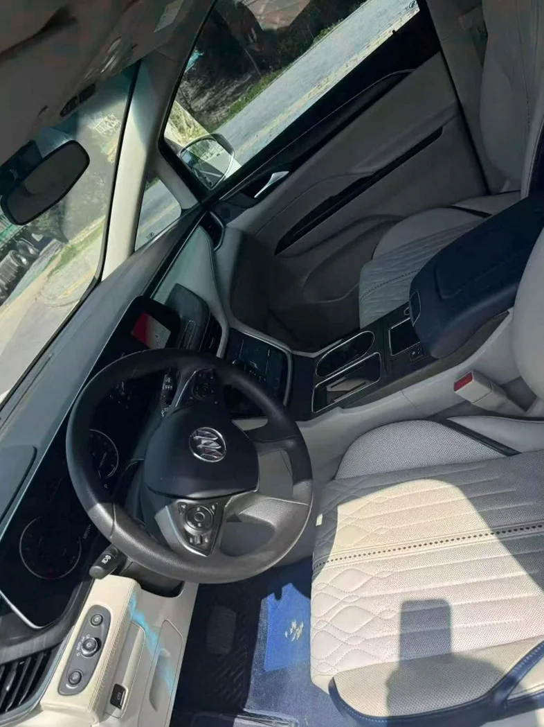 别克GL8 后面外观三