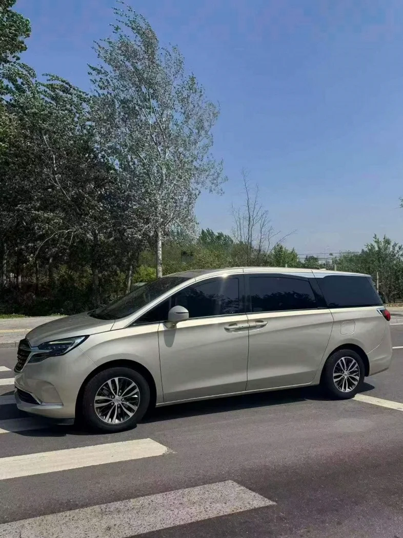 别克GL8 正面外观二