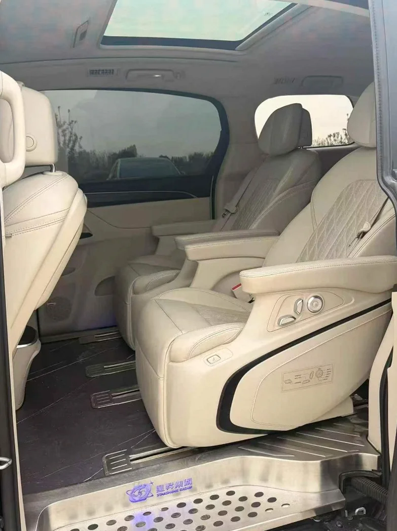 别克GL8 后面外观一