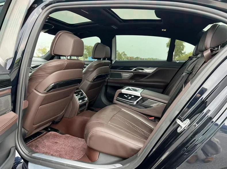 宝马7系 后面外观一