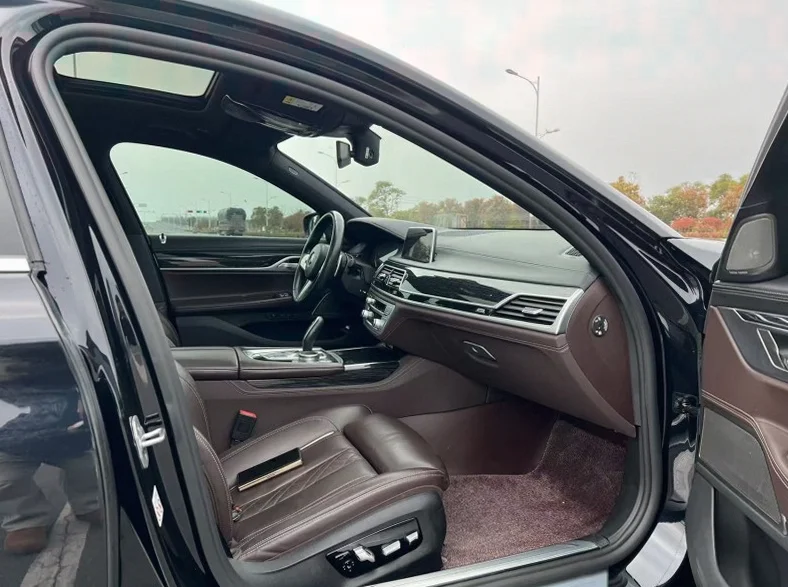 宝马7系 内饰后排